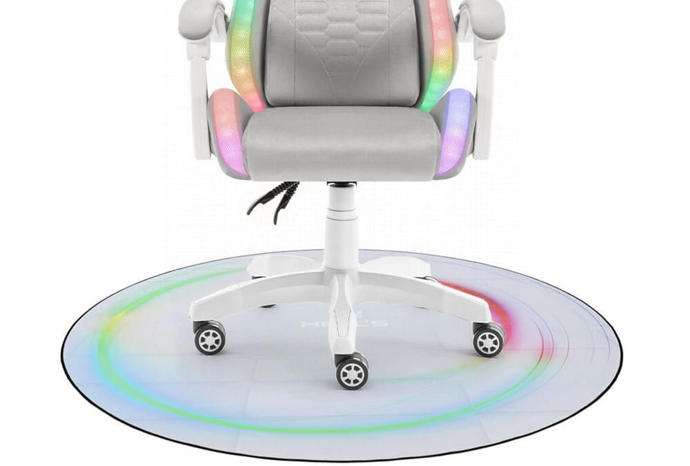 Mata pod fotel gamingowy HELL'S CHAIR 120 cm Biały zbliżenie na matę na białym tle z fotelem ochrona powierzchni przed zarysowaniami zachowanie estetycznego wyglądu