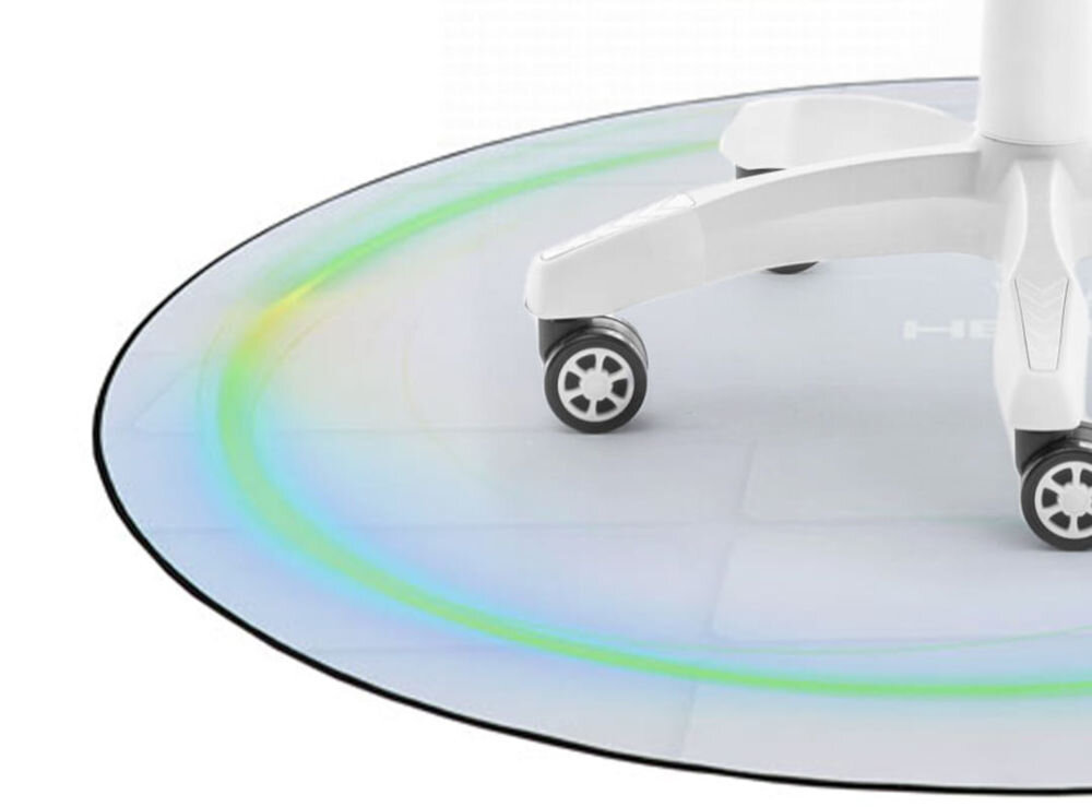 Mata pod fotel gamingowy HELL'S CHAIR 120 cm Biały zbliżenie na część maty na białym tle na niej fotel gładka powierzchnia swobodne ruchy fotela usprawnia działanie kółek ergonomia