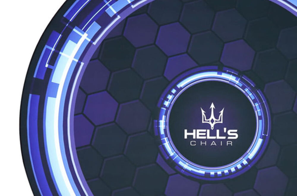 Mata pod fotel HELL'S CHAIR Rainbow Niebieski zbliżenie na brzegi maty białe tło wzmocnione brzegi grubym szwem ochrona krawędzi