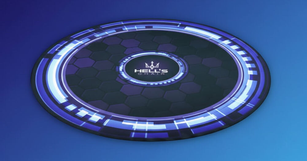 Mata pod fotel HELL'S CHAIR Rainbow Niebieski prezentacja maty na tle z niebieskim gradientem funkcjonalny dodatek na lata praktyczny element wyposażenia pomaga utrzymać porządek indywidualny styl