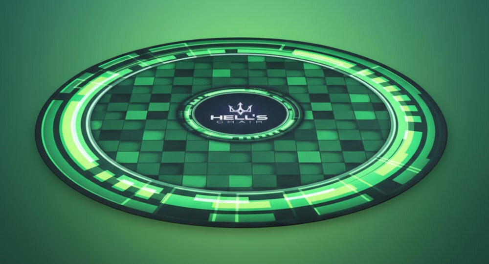 Mata pod fotel HELL'S CHAIR Rainbow Zielony prezentacja maty na tle z zielonym gradientem funkcjonalny dodatek na lata praktyczny element wyposażenia pomaga utrzymać porządek indywidualny styl