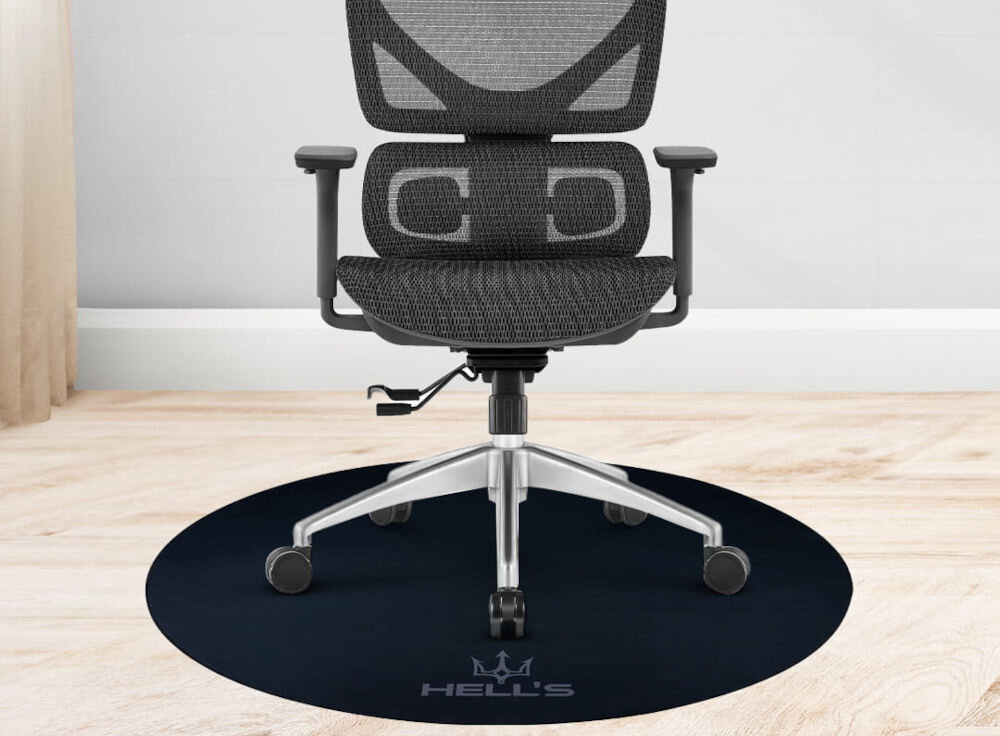 Mata pod fotel HELL'S CHAIR Rainbow Czarny prezentacja maty pod fotelem w jasnym pokoju