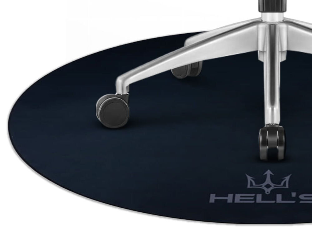 Mata pod fotel HELL'S CHAIR Rainbow Czarny zbliżenie na część maty na białym tle na niej fotel gładka powierzchnia swobodne ruchy fotela usprawnia działanie kółek ergonomia