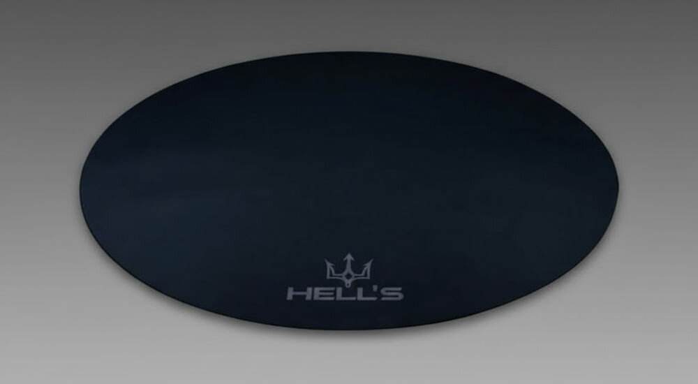 Mata pod fotel HELL'S CHAIR Rainbow Czarny prezentacja maty na tle z szarym gradientem funkcjonalny dodatek na lata praktyczny element wyposażenia pomaga utrzymać porządek indywidualny styl