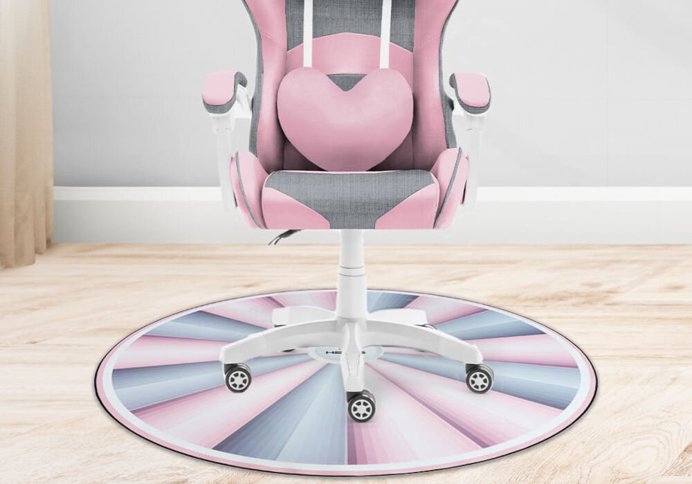 Mata pod fotel HELL'S CHAIR Rainbow Szaro-różowy prezentacja maty pod fotelem w jasnym pokoju