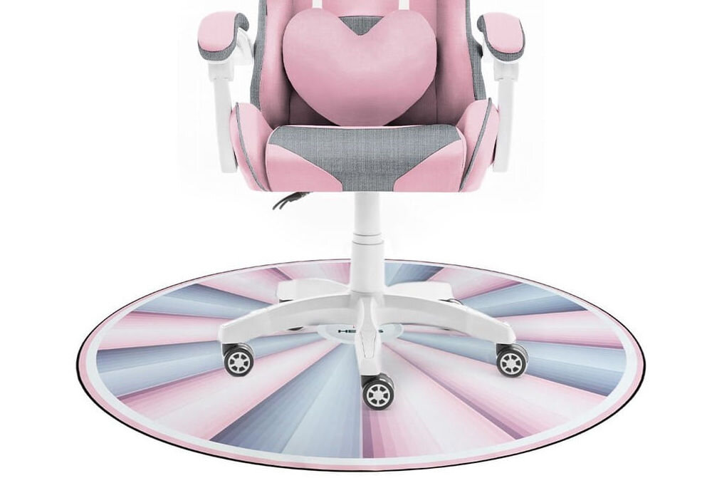 Mata pod fotel HELL'S CHAIR Rainbow Szaro-różowy zbliżenie na matę na białym tle z fotelem ochrona powierzchni przed zarysowaniami zachowanie estetycznego wyglądu