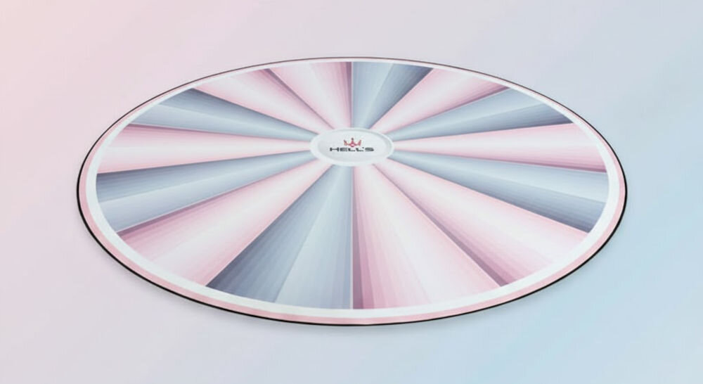 Mata pod fotel HELL'S CHAIR Rainbow Szaro-różowy prezentacja maty na tle z różowo-szarym gradientem funkcjonalny dodatek na lata praktyczny element wyposażenia pomaga utrzymać porządek indywidualny styl