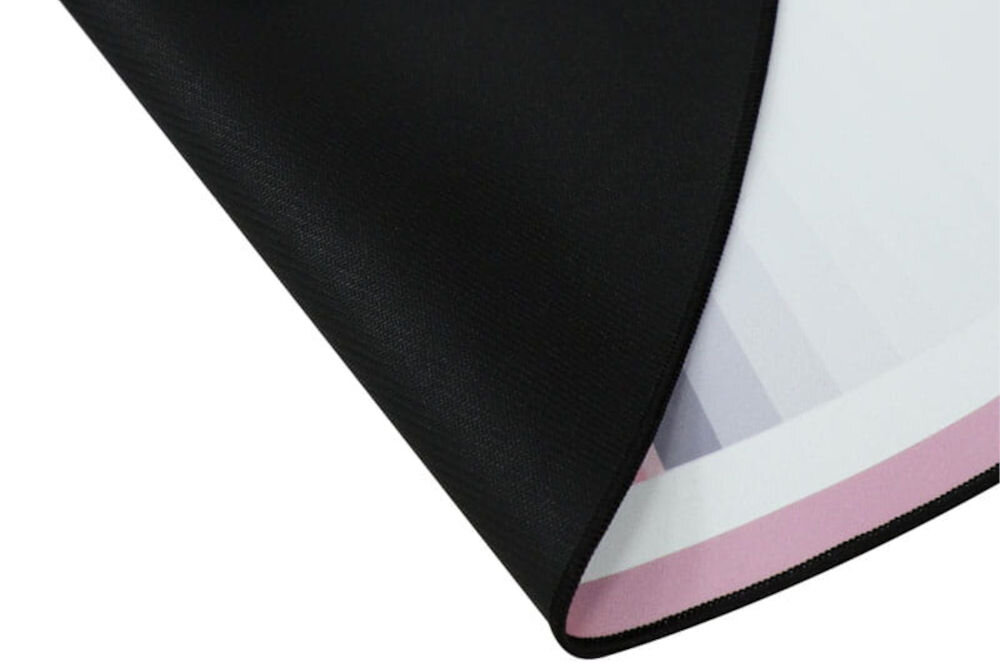 Mata pod fotel HELL'S CHAIR Rainbow Różowo-biały zblizenie na antypoślizgowy spód maty białe tło antypoślizgowa tkanina na bazie gumy utrzymanie w miejscu stabilność