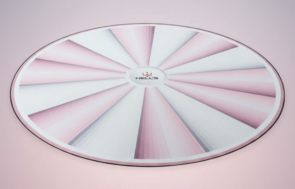 Mata pod fotel HELL'S CHAIR Rainbow Różowo-biały prezentacja maty na tle z różowym gradientem funkcjonalny dodatek na lata praktyczny element wyposażenia pomaga utrzymać porządek indywidualny styl