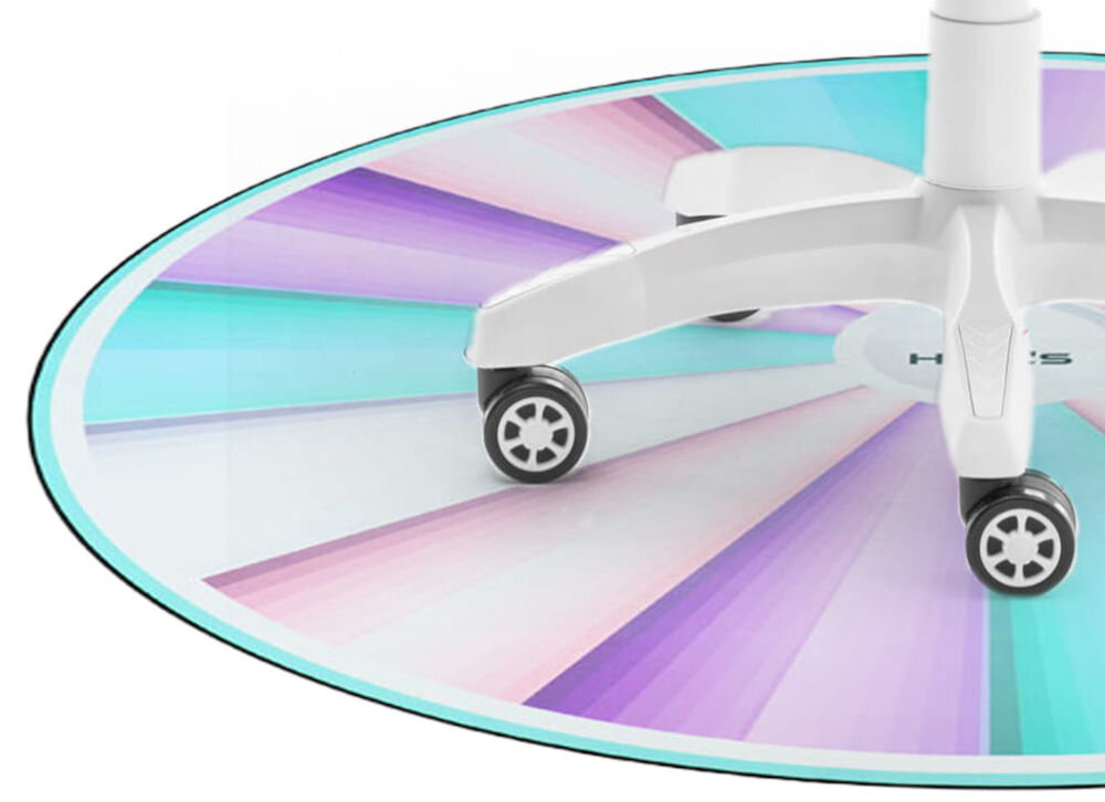 Mata pod fotel HELL'S CHAIR Rainbow Wielokolorowy zbliżenie na część maty na białym tle na niej fotel gładka powierzchnia swobodne ruchy fotela usprawnia działanie kółek ergonomia