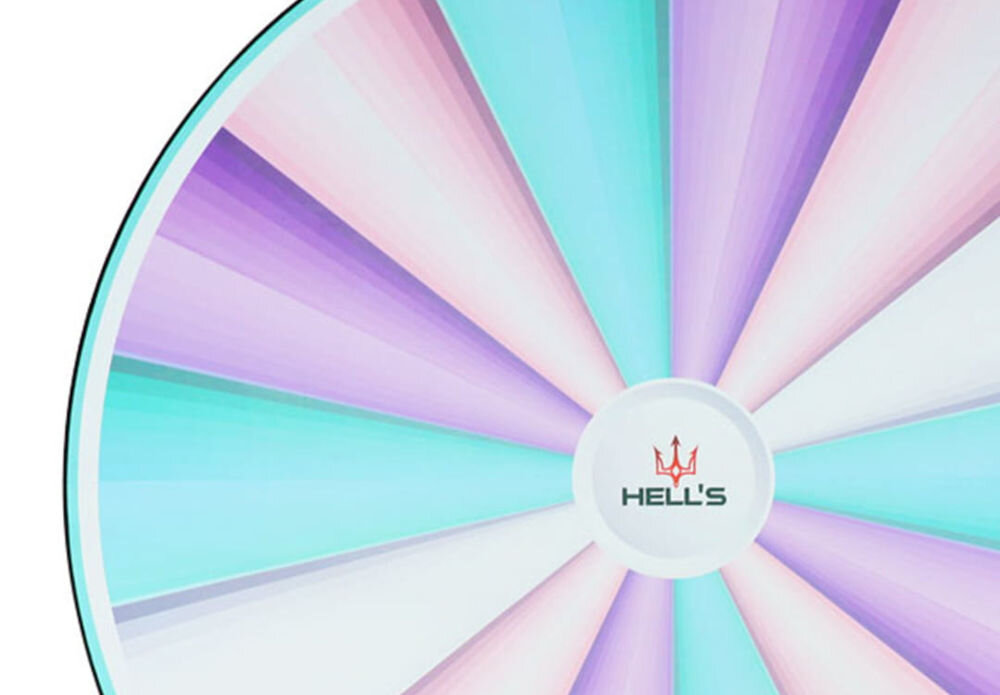 Mata pod fotel HELL'S CHAIR Rainbow Wielokolorowy zbliżenie na brzegi maty białe tło wzmocnione brzegi grubym szwem ochrona krawędzi