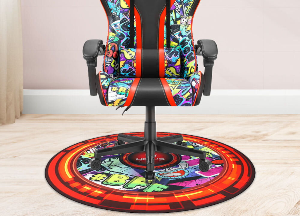 Mata pod fotel HELL'S CHAIR Rainbow Graffitowy prezentacja maty pod fotelem w jasnym pokoju