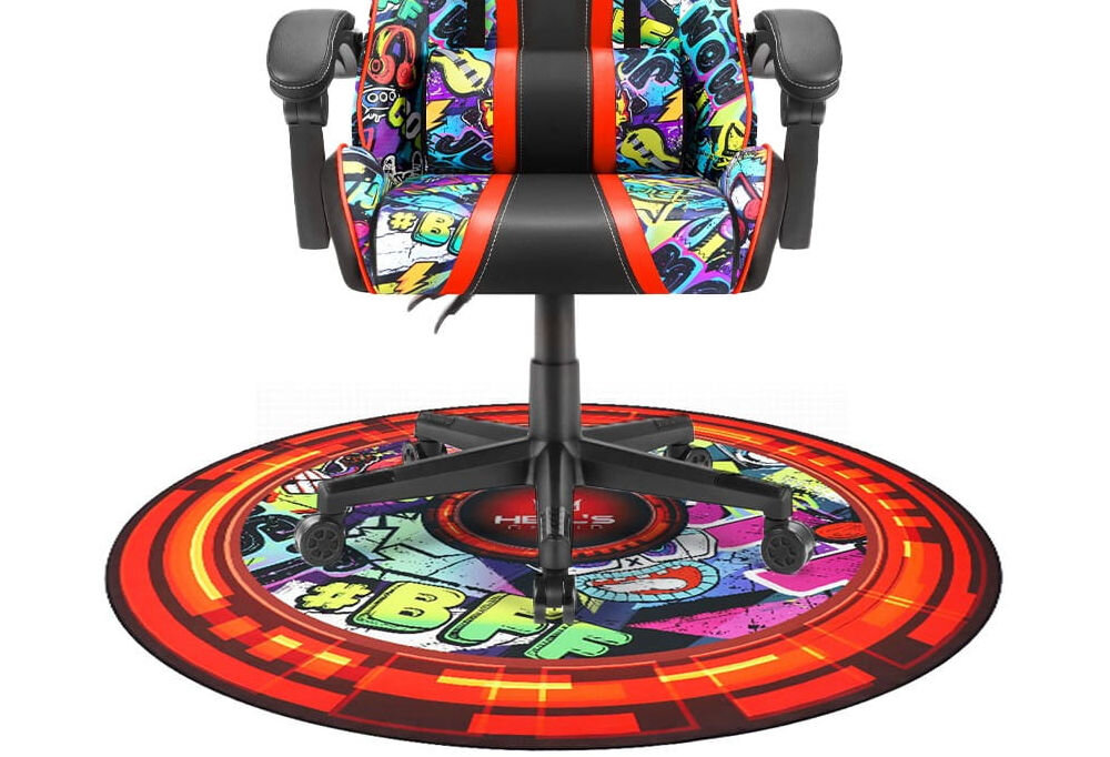 Mata pod fotel HELL'S CHAIR Rainbow Graffitowy zbliżenie na matę na białym tle z fotelem ochrona powierzchni przed zarysowaniami zachowanie estetycznego wyglądu