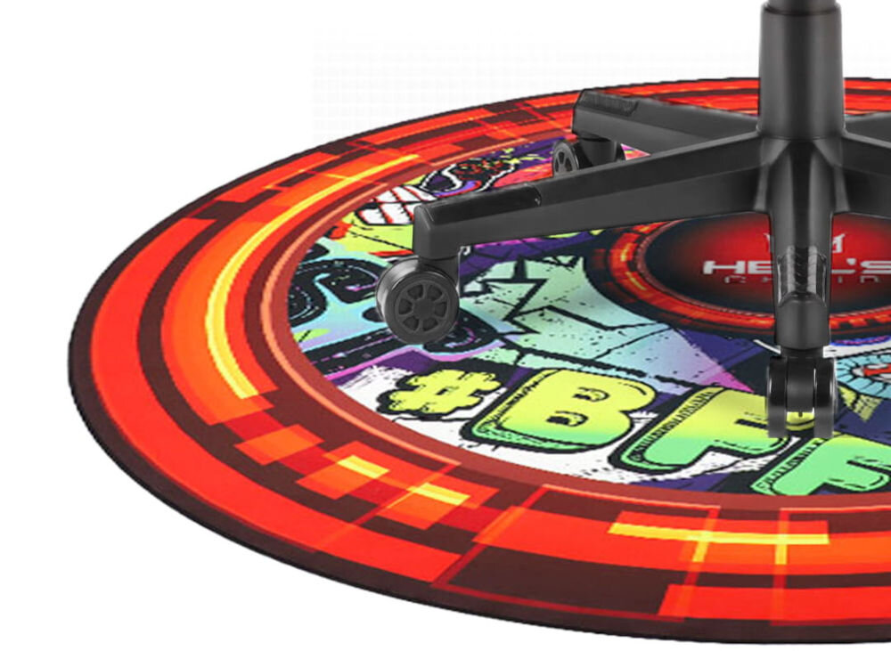 Mata pod fotel HELL'S CHAIR Rainbow Graffitowy zbliżenie na część maty na białym tle na niej fotel gładka powierzchnia swobodne ruchy fotela usprawnia działanie kółek ergonomia