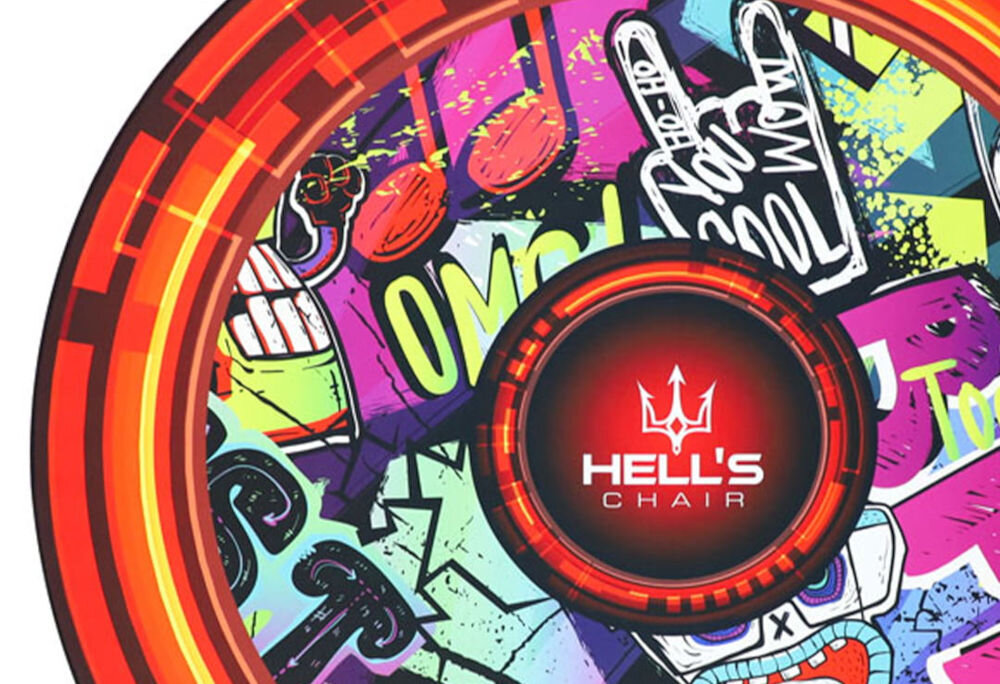 Mata pod fotel HELL'S CHAIR Rainbow Graffitowy zbliżenie na brzegi maty białe tło wzmocnione brzegi grubym szwem ochrona krawędzi