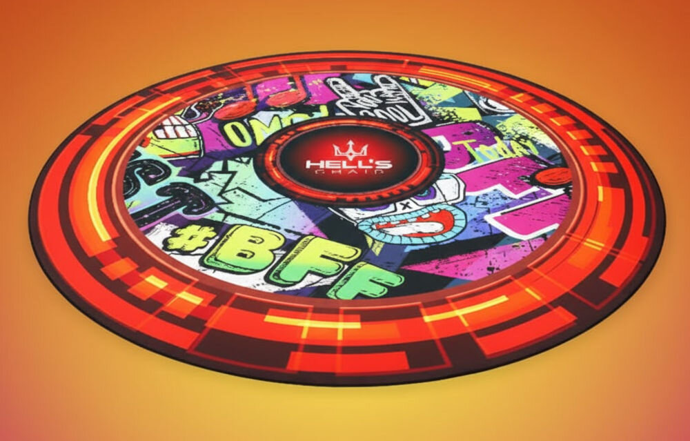 Mata pod fotel HELL'S CHAIR Rainbow Graffitowy prezentacja maty na tle z pomarańczowym gradientem funkcjonalny dodatek na lata praktyczny element wyposażenia pomaga utrzymać porządek indywidualny styl