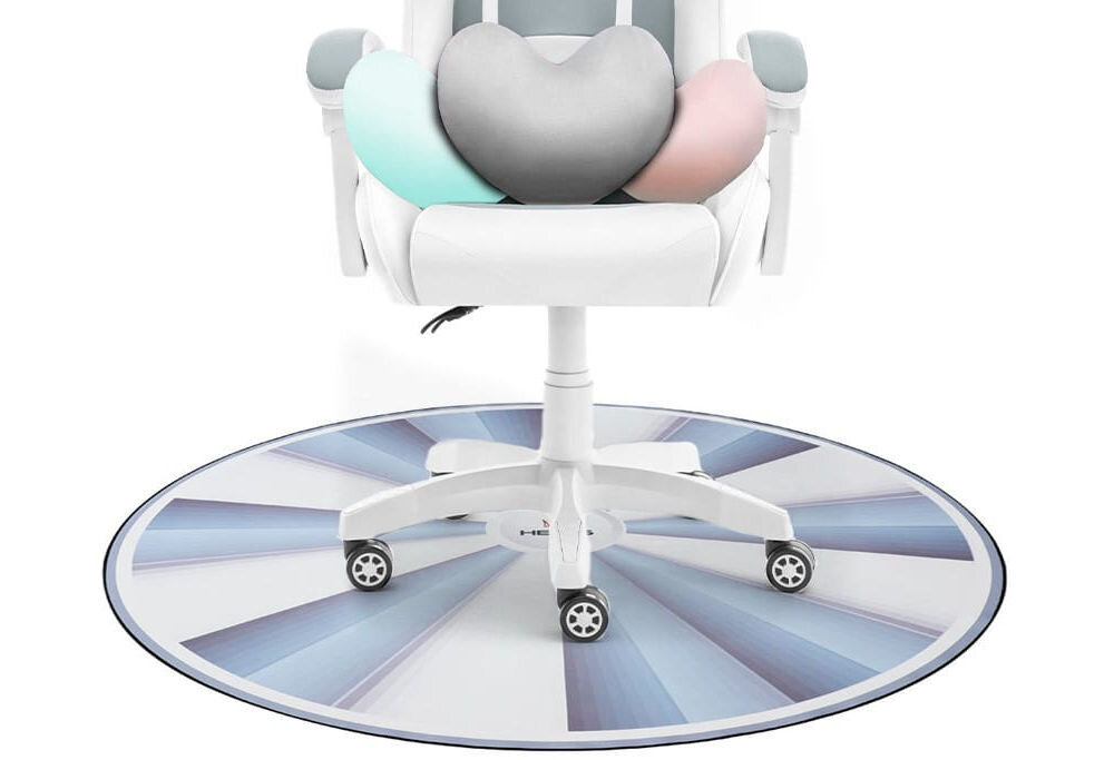 Mata pod fotel HELL'S CHAIR Rainbow Biało-szary zbliżenie na matę na białym tle z fotelem ochrona powierzchni przed zarysowaniami zachowanie estetycznego wyglądu