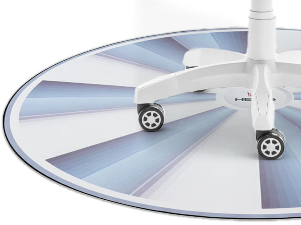 Mata pod fotel HELL'S CHAIR Rainbow Biało-szary zbliżenie na część maty na białym tle na niej fotel gładka powierzchnia swobodne ruchy fotela usprawnia działanie kółek ergonomia