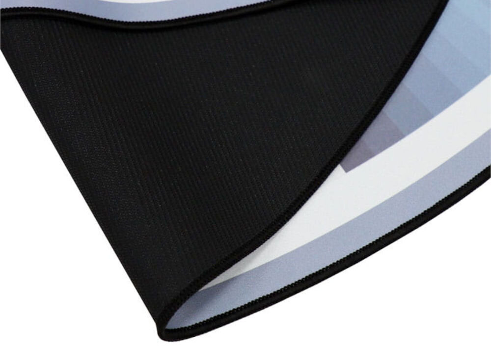 Mata pod fotel HELL'S CHAIR Rainbow Biało-szary zblizenie na antypoślizgowy spód maty białe tło antypoślizgowa tkanina na bazie gumy utrzymanie w miejscu stabilność