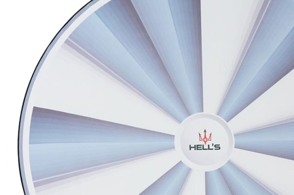 Mata pod fotel HELL'S CHAIR Rainbow Biało-szary zbliżenie na brzegi maty białe tło wzmocnione brzegi grubym szwem ochrona krawędzi