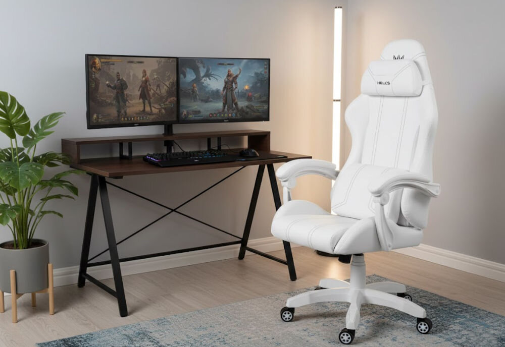Fotel gamingowy HELL'S CHAIR HC 1014 Biały prezentacja fotela w pokoju przy biurku do 120 kg bezpieczne stabilne użytkowanie trwałość wygoda
