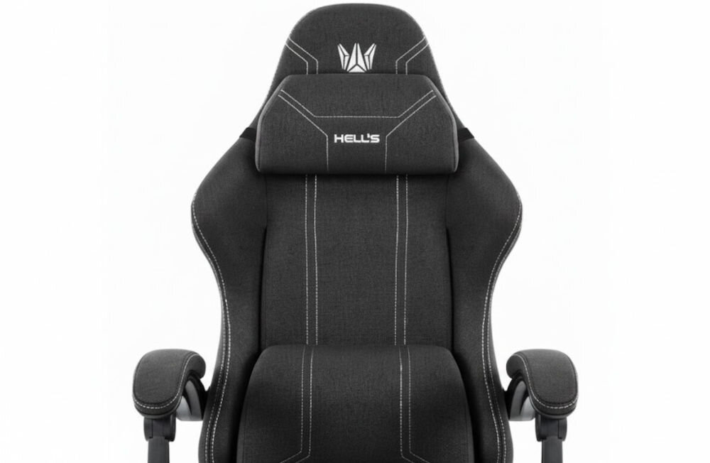 Fotel gamingowy HELL'S CHAIR HC 1014 Czarny zbliżenie na oparcie i napis z marką jasne tło szerokie zastosowanie rozrywka nauka praca ergonomia partner do zadań specjalnych