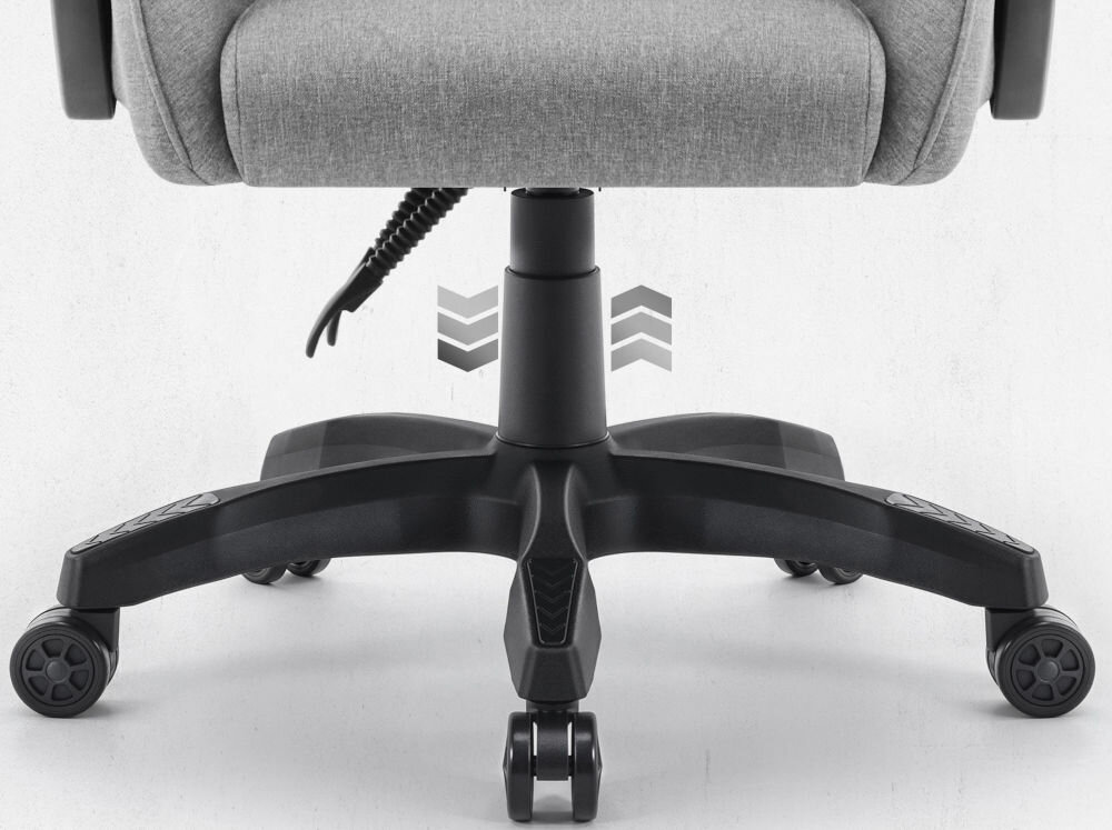 Fotel CABRO C500 Ciemnoszary Zbliżenie na dolną część fotela, prezentujące pięcioramienną podstawę, kółka oraz mechanizm podnośnika gazowego fotel gamingowy z regulacją wysokości siedziska gazowym siłownikiem