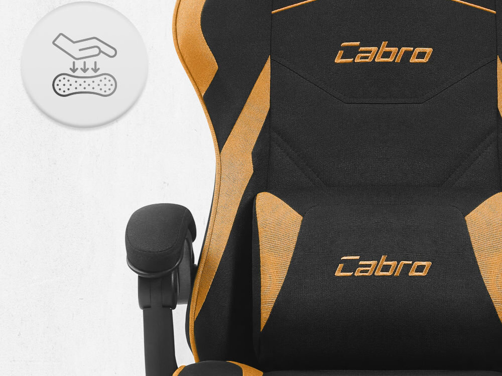 Fotel CABRO C502 Czarno-Pomarańczowy Zbliżenie na oparcie i podłokietnik fotela z ikoną dłoni naciskającej miękką piankę wypełniającą fotel gamingowy z oddychającą tapicerką z tkaniny
