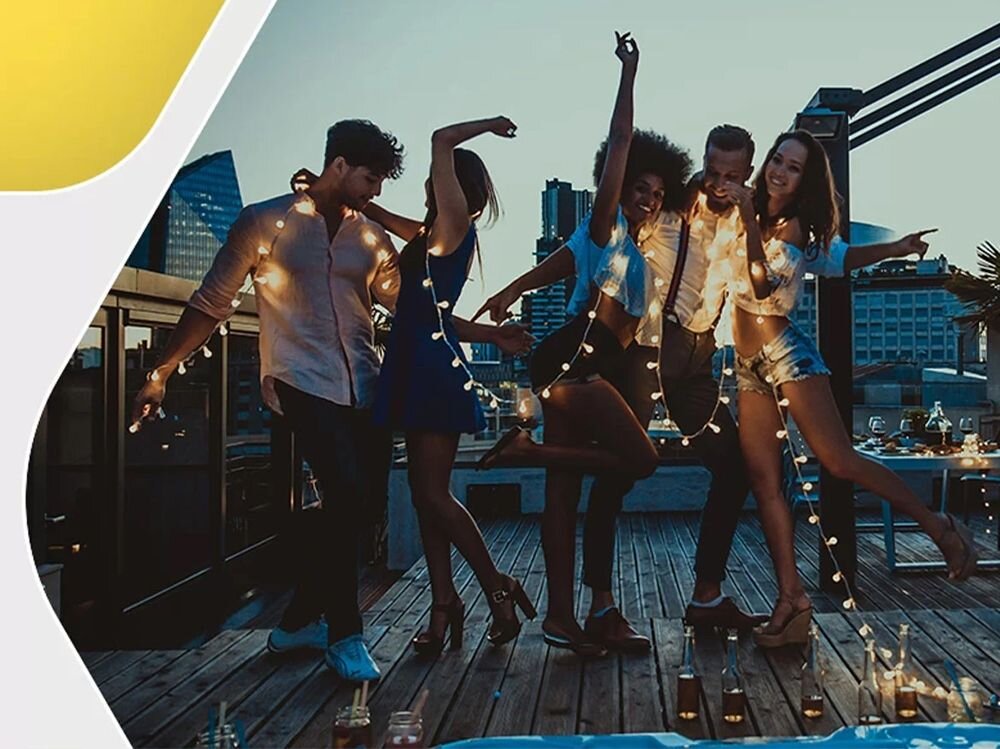 Głośnik mobilny CANYON Hexagon 10 bateria 2500 mAh do 12 godzin pracy mobilne użytkowanie, osoby bawiące się w rytm muzyki na tarasie