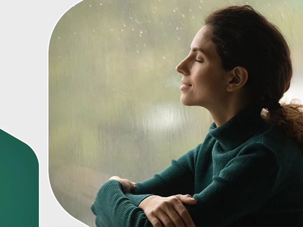 Głośnik mobilny CANYON Hexagon 10 tryb TWS stereo podwójny dźwięk bezprzewodowe połączenie, osoba siedząca przy oknie słuchająca muzyki