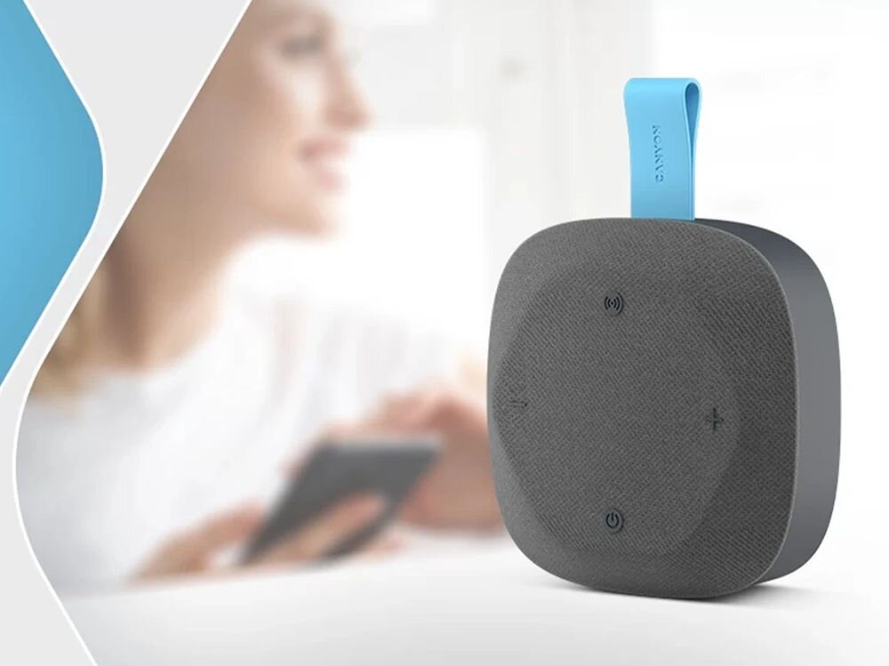 Głośnik mobilny CANYON Hexagon 10 kompaktowy rozmiar lekka konstrukcja podróż mobilność, głośnik mobilny po skosie, osoba z telefonem w ręku w tle