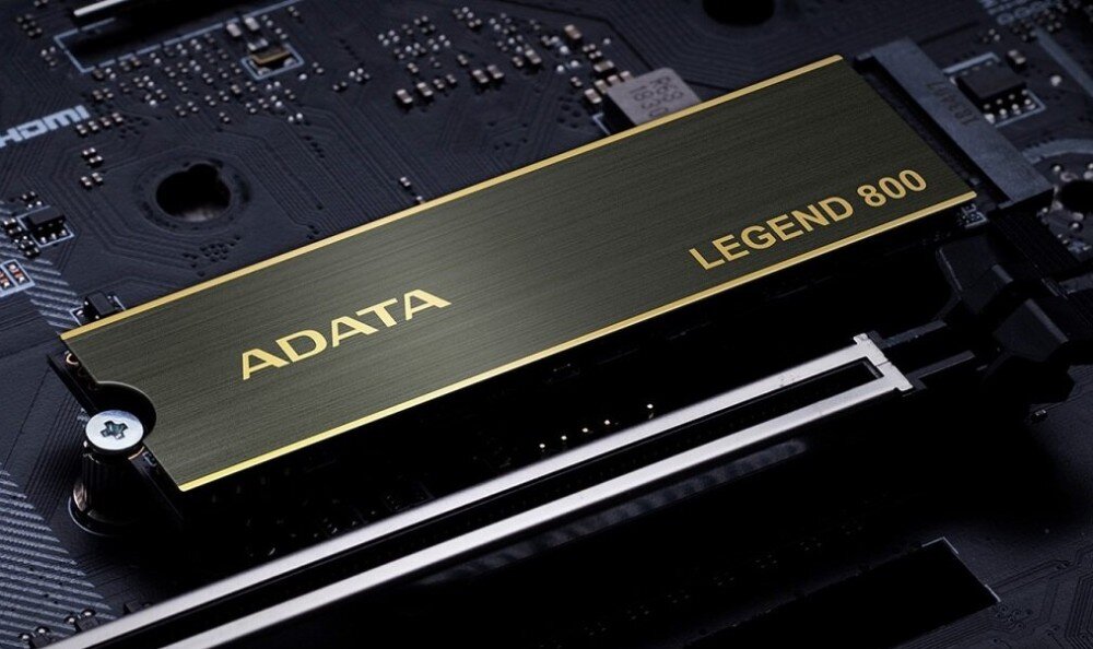 Komputer MAD DOG ARYA-I04DR32 Dysk półprzewodnikowy zamontowany na płycie głównej komputera. Na obudowie dysku widoczny napis 'ADATA LEGEND 800', dysk SSD, pojemność, prędkość