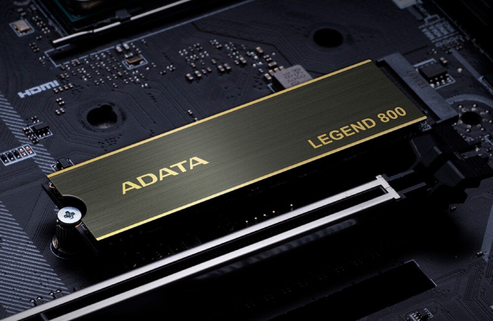 Komputer MAD DOG ARYA-A08DR16 Dysk SSD zamontowany na płycie głównej komputera, z napisem ADATA Legend 800. Wyraźnie widoczne elementy elektroniki oraz mocowania, dysk SSD, pojemność, szybkość, żywotność