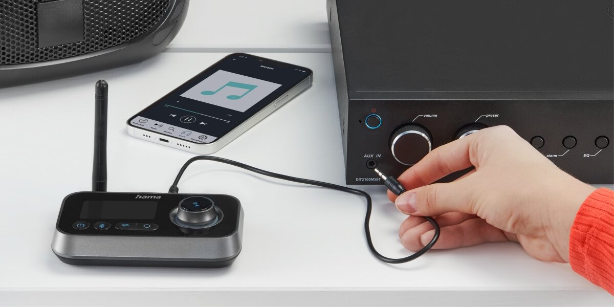 Transmiter HAMA 205322 - Wszechstronny adapter Bluetooth do Twojego sprzętu, transmiter leżący na stole, smartfon, odtwarzacz