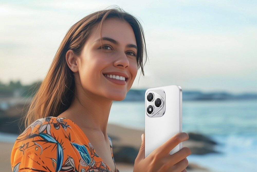 Smartfon HONOR 400 Lite kobieta nad morzem trzyma smartfon  