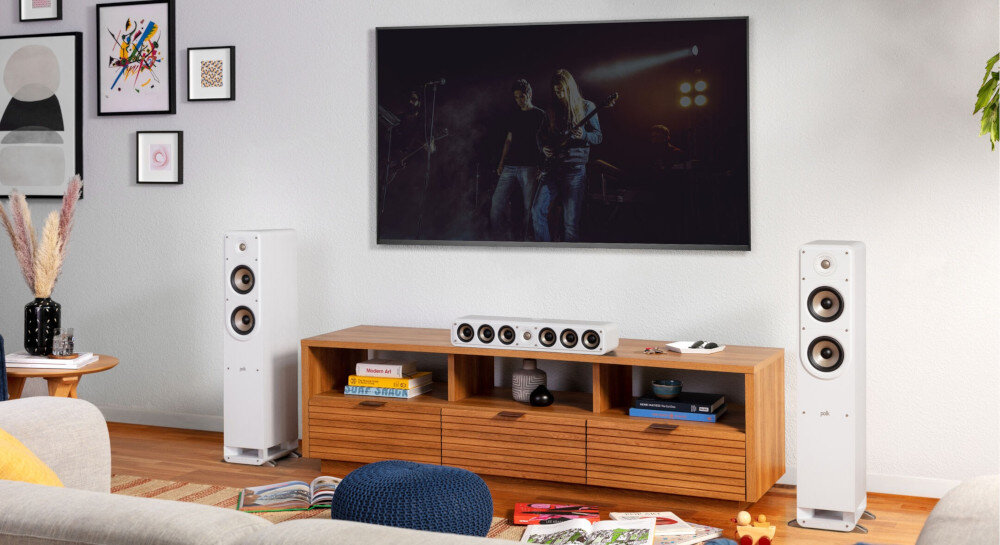 Głośnik centralny POLK AUDIO Signature Elite ES35C kino domowe dialog dźwięk wysokiej rozdzielczości niski profil, głośnik stojący na komodzie w pomieszczeniu