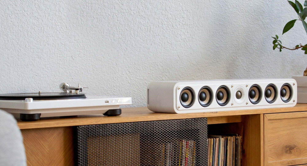 Głośnik centralny POLK AUDIO Signature Elite ES35C wyraźny dialog skuteczność 89 dB kino domowe, głośnik stojący na komodzie w pomieszczeniu