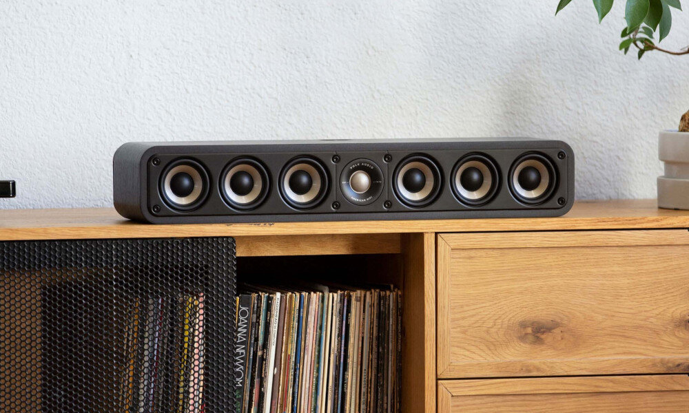 Głośnik centralny POLK AUDIO Signature Elite ES35C niski profil montaż na ścianie pod telewizorem, głośnik stojący na komodzie w pomieszczeniu