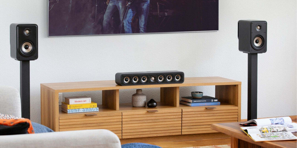 Głośnik centralny POLK AUDIO Signature Elite ES35C spójna scena dźwiękowa kino domowe, głośnik stojący na komodzie w pomieszczeniu