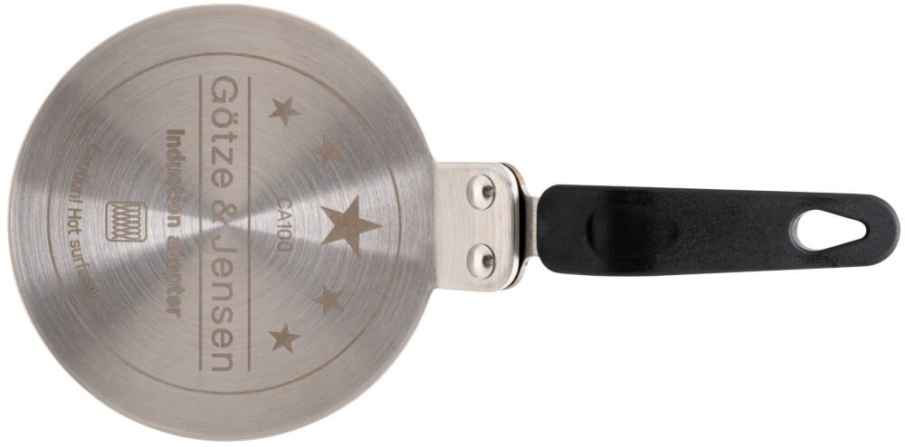 Adapter do płyt indukcyjnych GÖTZE&JENSEN CA100 Okrągły adapter do płyt indukcyjnych Götze & Jensen CA100 z logo, gwiazdkami i czarnym, nienagrzewającym się uchwytem – widok z góry.