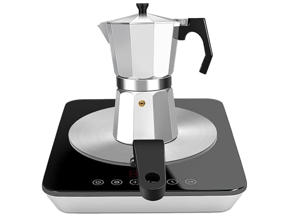 Adapter do płyt indukcyjnych GÖTZE&JENSEN CA100 Aluminiowa kawiarka postawiona na adapterze indukcyjnym Götze & Jensen, umieszczonym na czarnej przenośnej płycie grzewczej.