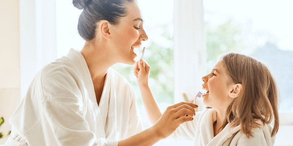 Szczoteczka soniczna SENCOR SOC 4012BL Granatowy 14 dni na jednym ładowaniu biały, zdrowy uśmiech 2 tryby pracy około 2 tygodni codziennego użytkowania Klasa wodoszczelności IPX7