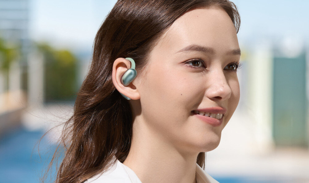 Słuchawki powietrzne SOUNDCORE AeroFit 2 zaczepy dla osób z okularami komfort ergonomia, osoba na świeżym powietrzu z założonymi słuchawkami