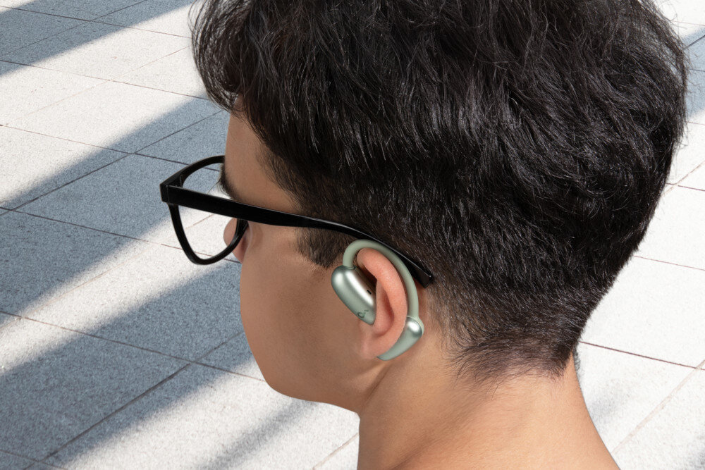 Słuchawki powietrzne SOUNDCORE AeroFit 2 tłumaczenie w czasie rzeczywistym aplikacja soundcore, osoba na świeżym powietrzu z założonymi słuchawkami