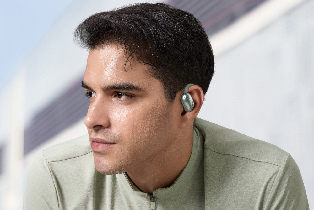 Słuchawki powietrzne SOUNDCORE AeroFit 2 mikrofony AI redukcja szumów wyraźny dźwięk, osoba na świeżym powietrzu po treningu z założonymi słuchawkami