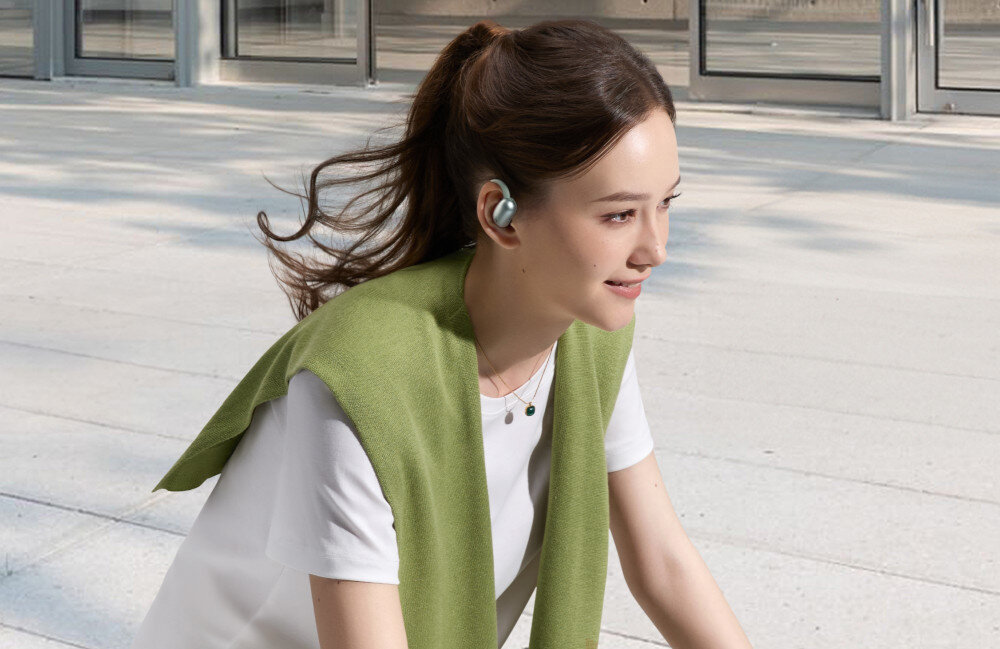 Słuchawki powietrzne SOUNDCORE AeroFit 2 IP55 odporność na pot kurz zachlapania SweatGuard, osoba na świeżym powietrzu z założonymi słuchawkami