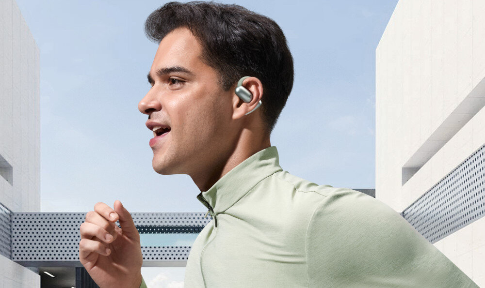 Słuchawki powietrzne SOUNDCORE AeroFit 2 dźwięk 3D LDAC pasmo przenoszenia jakość, osoba uprawiająca jogging z założonymi słuchawkami