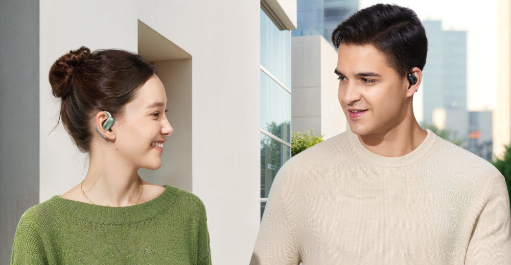 Słuchawki powietrzne SOUNDCORE AeroFit 2 ładowanie USB-C indukcyjne kabel w zestawie, osoby na świeżym powietrzu z założonymi słuchawkami