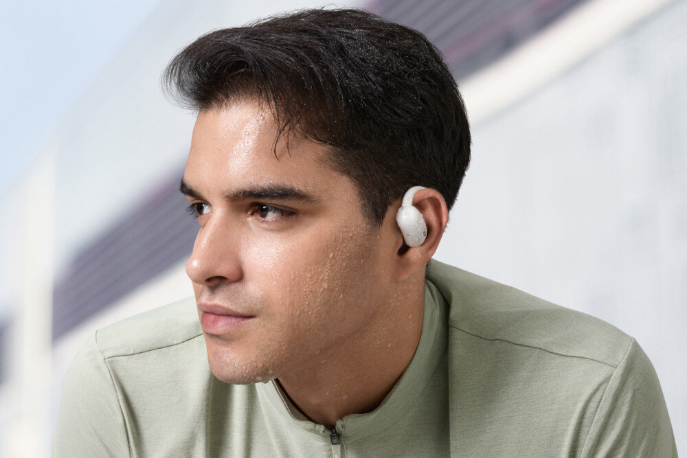 Słuchawki powietrzne SOUNDCORE AeroFit 2 mikrofony AI redukcja szumów wyraźny dźwięk, osoba na świeżym powietrzu po treningu z założonymi słuchawkami