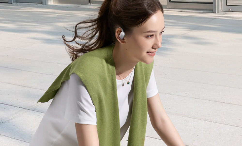 Słuchawki powietrzne SOUNDCORE AeroFit 2 IP55 odporność na pot kurz zachlapania SweatGuard, osoba na świeżym powietrzu z założonymi słuchawkami